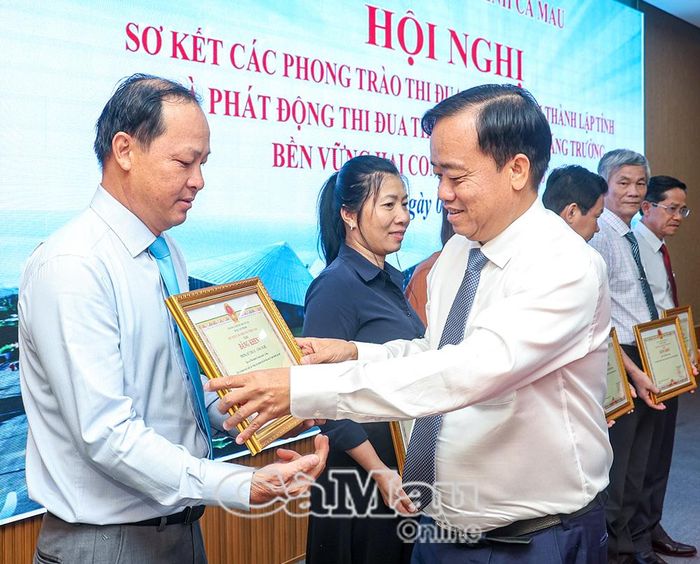  Đồng chí Huỳnh Quốc Việt, Phó Bí thư Thường trực Tỉnh ủy trao Bằng khen của Chủ tịch UBND tỉnh cho các tập thể xuất sắc.