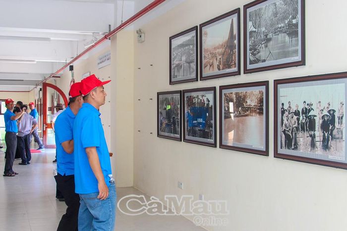 Ngành du lịch phấn đấu tăng trưởng mạnh mẽ để đưa cơ cấu kinh tế khu vực III tăng bình quân hơn 12%/năm trong giai đoạn 2026-2030. (Trong ảnh: Du khách tham quan khu trưng bày hình ảnh trong công trình Cột cờ Hà Nội tại xã Đất Mũi).