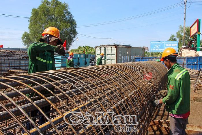  Cà Mau đặt mục tiêu đến năm 2030, sản lượng xây dựng đạt 160.000 tỷ đồng (Trong ảnh: Thi công cao tốc Cà Mau - Đất Mũi).