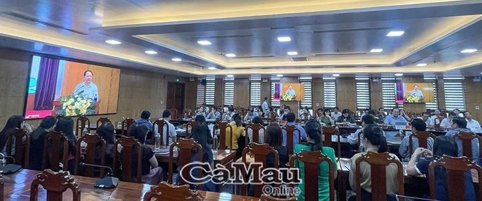  Đại biểu tại điểm cầu Cà Mau theo dõi phát biểu chỉ đạo của đồng chí Trịnh Văn Quyết, Trưởng Ban Tuyên giáo và Dân vận Trung ương.