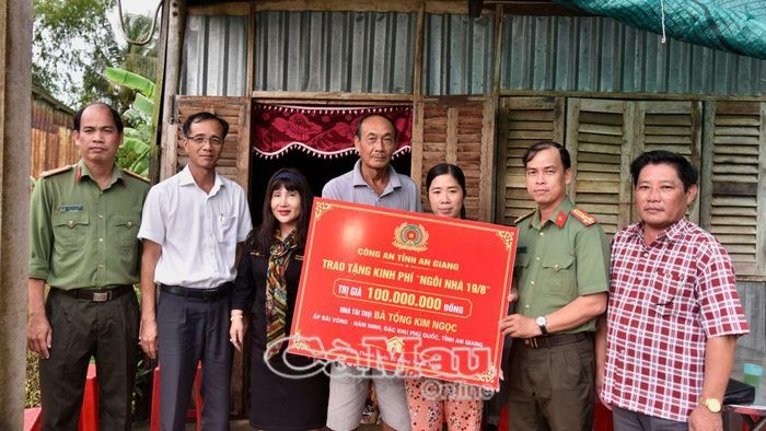  Các đơn vị trao bảng tượng trưng hỗ trợ 100 triệu đồng xây nhà cho gia đình anh Phan Văn Chọn.