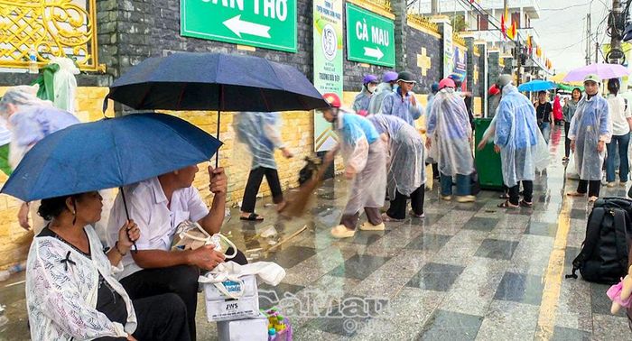 Hình ảnh dọn dẹp vệ sinh của các lực lượng trở thành nét đẹp trong mắt du khách và người hành hương.