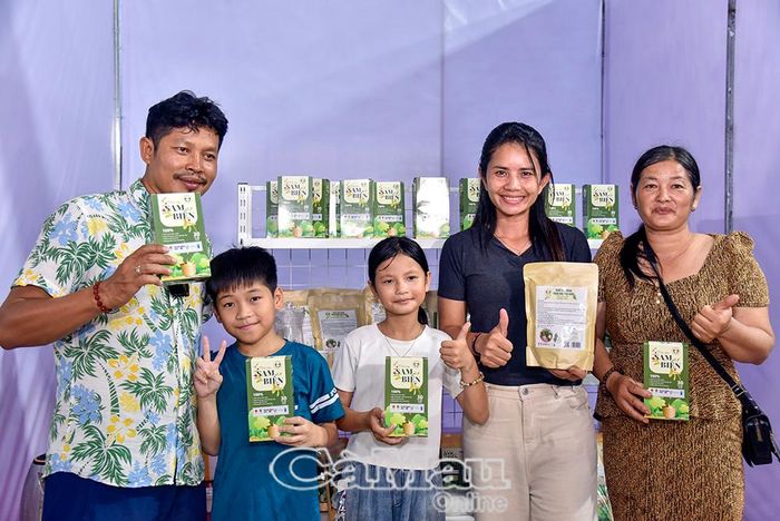 Du khách Philippines thích thú trải nghiệm sản phẩm trà rau sam biển của Hợp tác xã Nông nghiệp sinh thái Hương Rừng.