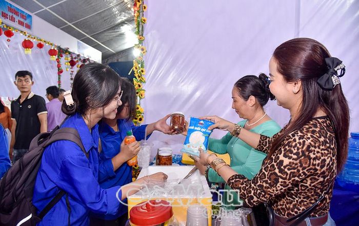 Các bạn trẻ tìm hiểu sản phẩm Muối Bạc Liêu đạt chuẩn OCOP 5 sao.