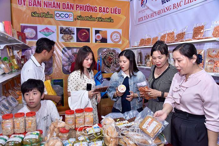 Hợp tác xã Tân Huy Hoàng mang đến không gian trưng bày các sản phẩm OCOP được sản xuất với quy trình sạch.