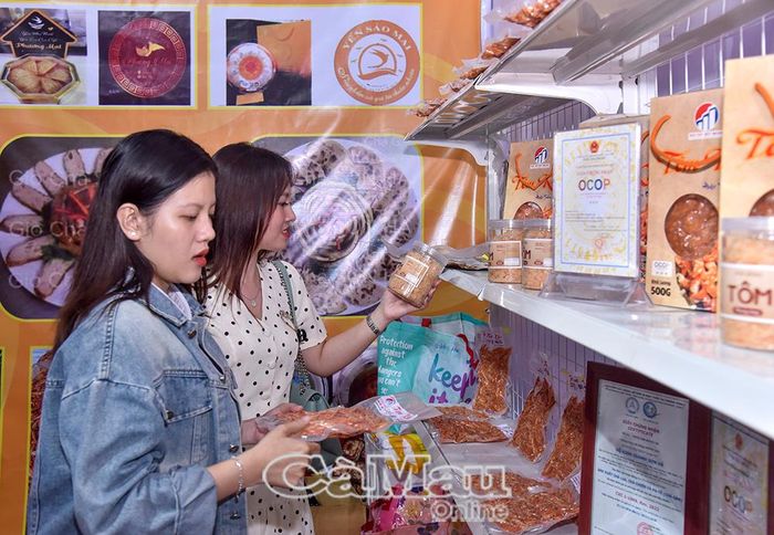 Khách tham quan tìm hiểu các sản phẩm khô đạt chuẩn OCOP của phường Bạc Liêu.