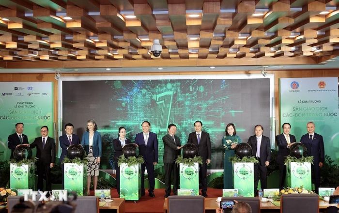 Các đại biểu thực hiện nghi thức khai trương sàn giao dịch carbon trong nước. Ảnh: TTXVN