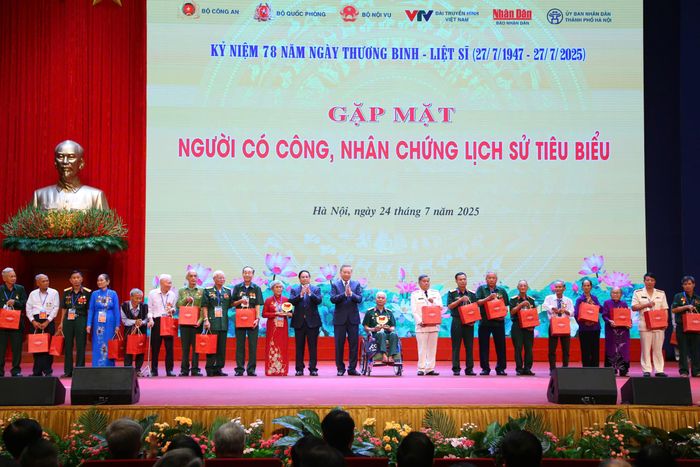 Tổng Bí thư Tô Lâm tặng quà người có công, nhân chứng lịch sử tiêu biểu nhân Kỷ niệm 78 năm Ngày Thương binh - Liệt sĩ. Ảnh: VGP