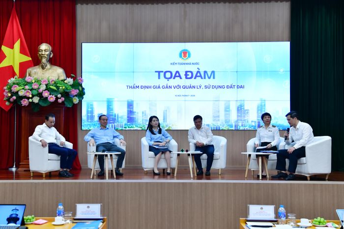 Quang cảnh một phiên thảo luận tại Tọa đàm. Ảnh: MINH THÚY