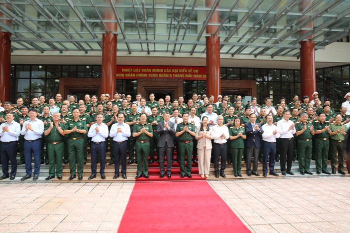 Các đại biểu chụp ảnh lưu niệm.Tổng Kiểm toán nhà nước Nguyễn Hữu Nghĩa (áo trắng đứng thứ 4, hàng thứ nhất từ bên phải sang). Ảnh: Hải Bằng