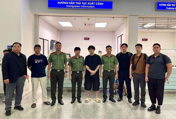 Lực lượng chức năng phối hợp bàn giao đối tượng tại Sân bay quốc tế Nội Bài.