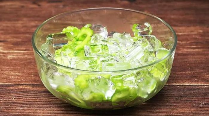 Cách này sẽ giúp giảm vị đắng và giúp mướp đắng giòn hơn.