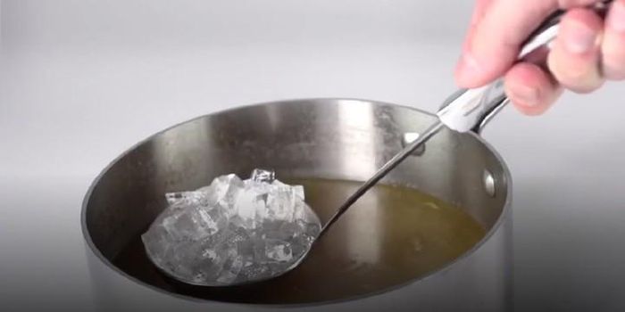 Bí quyết hút mỡ cho nồi canh lúc nào cũng trong.