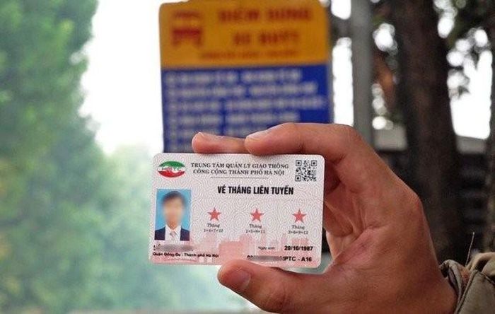 Trong trường hợp chưa kịp chuyển đổi sang vé điện tử, hành khách vẫn có thể mua vé lượt trực tiếp trên xe. Ảnh minh họa.