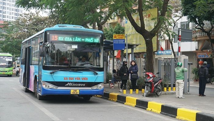 Chuyển đổi từ vé tháng giấy sang thẻ vé giao thông điện tử trên toàn bộ các tuyến xe buýt có trợ giá. Ảnh Sức khỏe đời sống.