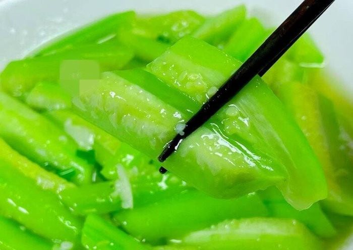Không đậy nắp khi xào mướp. Ảnh minh họa.