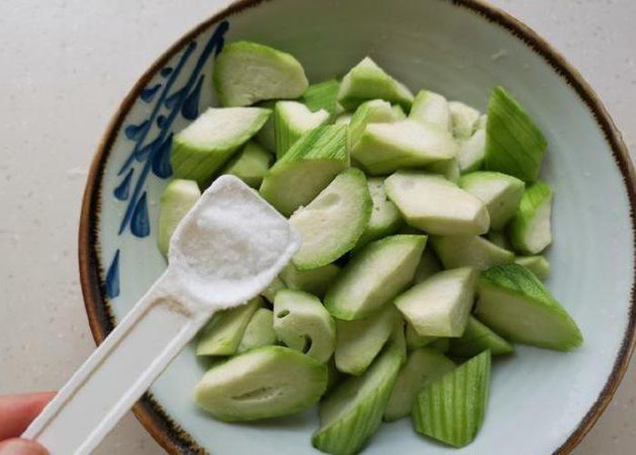 Ngâm mướp với nước muối loãng để khử thâm. Ảnh minh họa.