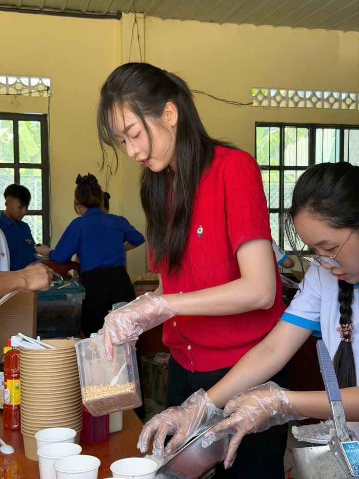 Bên cạnh công việc, Thanh Thủy thường xuyên dành thời gian cho các dự án cộng đồng. (Ảnh: FBNV)