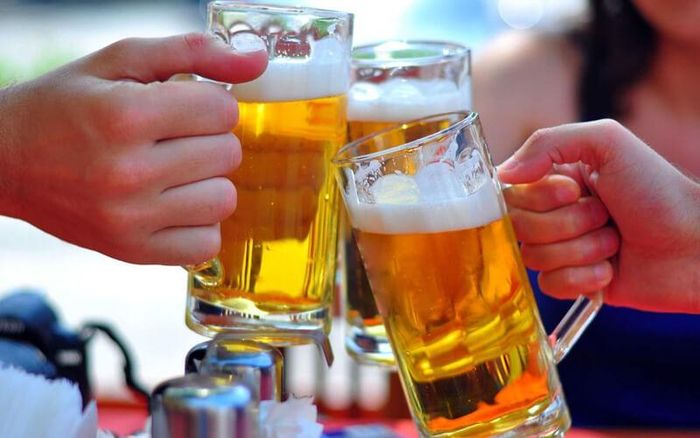 Bia không bọt thường nhanh mất mùi, vị không tròn và cảm giác uống cũng kém “đã”. Ảnh minh họa.