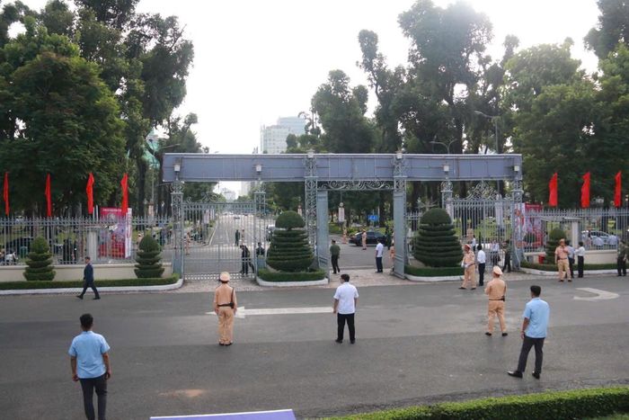 Lực lượng Cảnh vệ của Bộ Tư lệnh Cảnh vệ - Bộ Công an và CSGT - CATP túc trực làm nhiệm vụ
