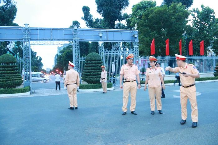 Đại tá Huỳnh Trung Phong chỉ huy công tác bảo đảm TTATGT tại khu vực tổ chức lễ kỷ niệm
