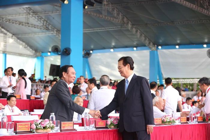 Đồng chí Nguyễn Tấn Dũng, nguyên Ủy viên Bộ Chính trị, nguyên Thủ tướng Chính phủ cùng Đại tướng Lê Hồng Anh, nguyên Ủy viên Bộ Chính trị, nguyên Thường trực Ban Bí thư đến dự lễ kỷ niêm