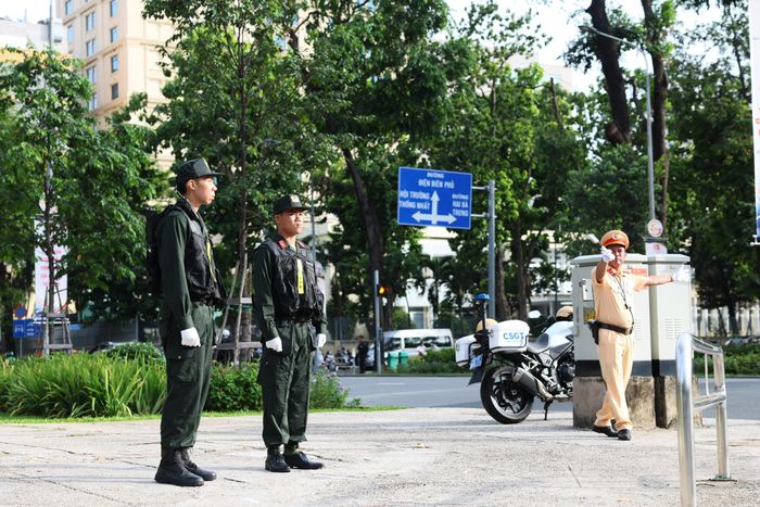 Lực lượng Cảnh sát cơ động làm nhiệm vụ tại các khu vực giao lộ khu trung tâm TPHCM