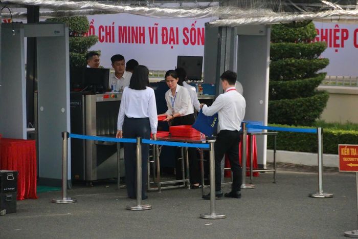 Mọi cá nhân đều phải mang thẻ do Ban Tổ chức cấp, thực hiện kiểm tra, soi chiếu tại các cổng kiểm soát và không mang các vật dụng bị cấm vào khu vực tổ chức