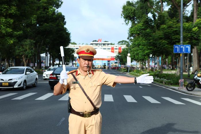 CSGT tổ chức phân luồng giao thông trên tuyến Lê Duẩn