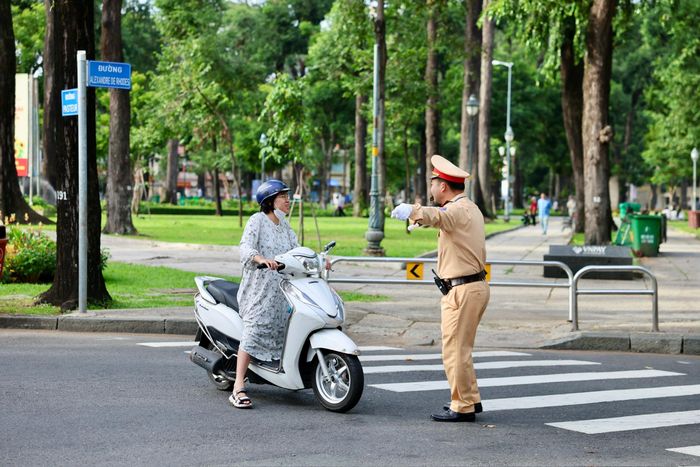 CSGT hướng dẫn người dân lựa chọn lộ trình di chuyển phù hợp, tránh xáo trộn tới công việc