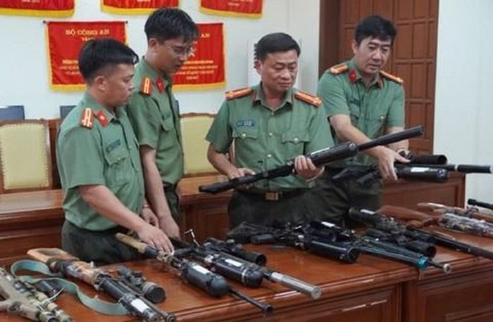 Lực lượng Công an kiểm tra tang vật trong vụ án.