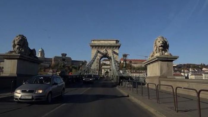 Bác Hồ thăm Nhà máy làm bóng đèn điện tử lớn nhất Hungary thời đó