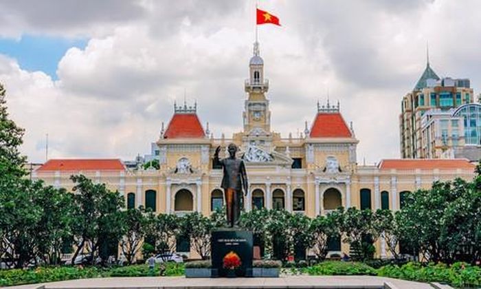 Tượng đài Chủ tịch Hồ Chí Minh tọa lạc tại công viên trước trụ sở UBND TPHCM