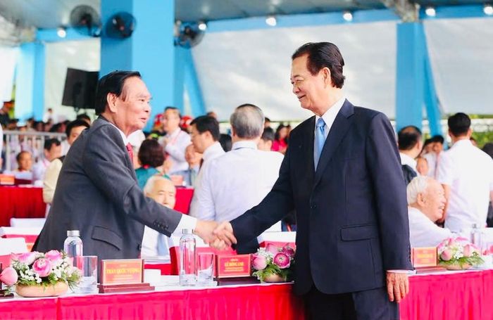 Nguyên Thủ tướng Nguyễn Tấn Dũng và nguyên Thường trực Ban Bí thư Lê Hồng Anh đến dự Lễ kỷ niệm