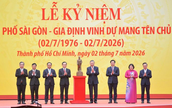 Tổng Bí thư, Chủ tịch nước Tô Lâm tặng bức tượng Chủ tịch Hồ Chí Minh cho Đảng bộ, chính quyền và Nhân dân TPHCM