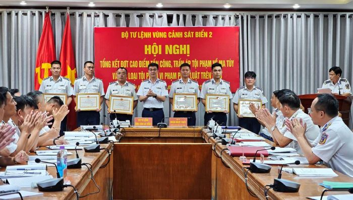 Bộ Tư lệnh Vùng Cảnh sát biển 2 khen thưởng các tập thể và cá nhân có thành tích xuất sắc.