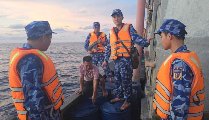 Lực lượng Cảnh sát biển phát hiện vụ vận chuyển, mua bán hàng hóa (dầu DO) không có giấy tờ.