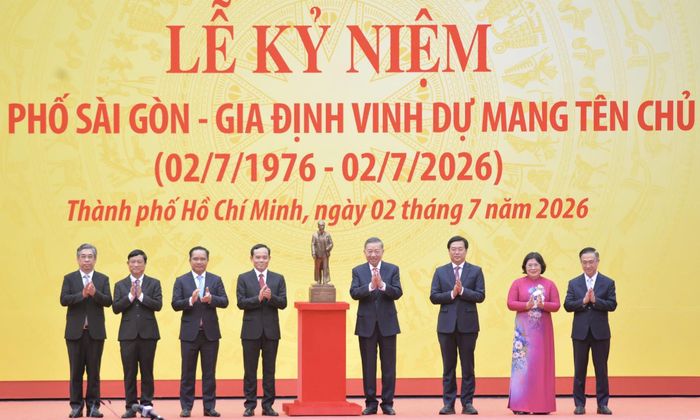 Tổng Bí thư, Chủ tịch nước Tô Lâm tặng bức tượng Chủ tịch Hồ Chí Minh cho Đảng bộ, chính quyền và Nhân dân TPHCM