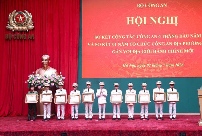 Thứ trưởng Lê Quốc Hùng trao Huân chương Bảo vệ Tổ quốc hạng Nhì tặng 02 tập thể, 01 cá nhân; Huân chương Lao động hạng Ba tặng 03 tập thể; trao Huân chương Bảo vệ Tổ quốc hạng Ba tặng 01 tập thể, 01 cá nhân; trao Huân chương Chiến công hạng Ba tặng 01 cá nhân; trao tặng danh hiệu Chiến sĩ thi đua toàn quốc.