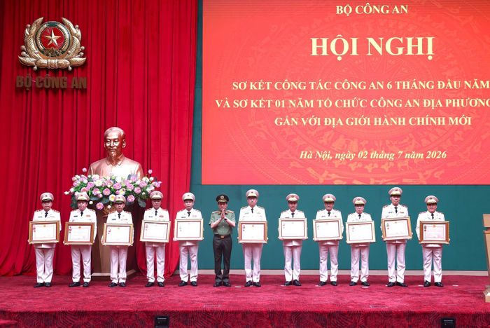 Bộ trưởng Lương Tam Quang trao Huân chương Quân công hạng Nhì tặng 01 cá nhân; trao Huân chương Chiến công hạng Nhất tặng 02 tập thể, 02 cá nhân; trao Huân chương Bảo vệ Tổ quốc hạng Nhất tặng 05 tập thể; trao Huân chương Lao động hạng Nhất tặng 01 cá nhân vì có thành tích xuất sắc.