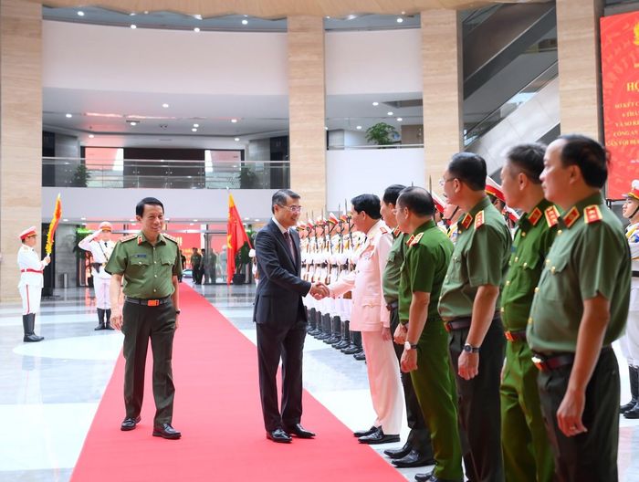 Lãnh đạo Bộ Công an đón Thủ tướng Chính phủ Lê Minh Hưng đến dự Hội nghị.
