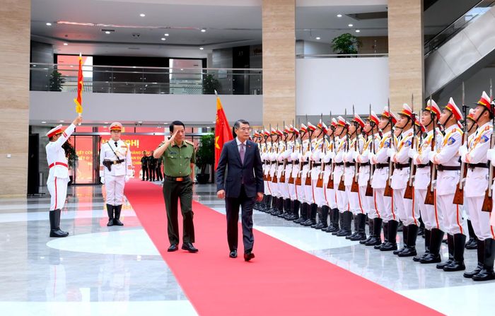 Thủ tướng Chính phủ Lê Minh Hưng duyệt Đội danh dự Công an nhân dân.