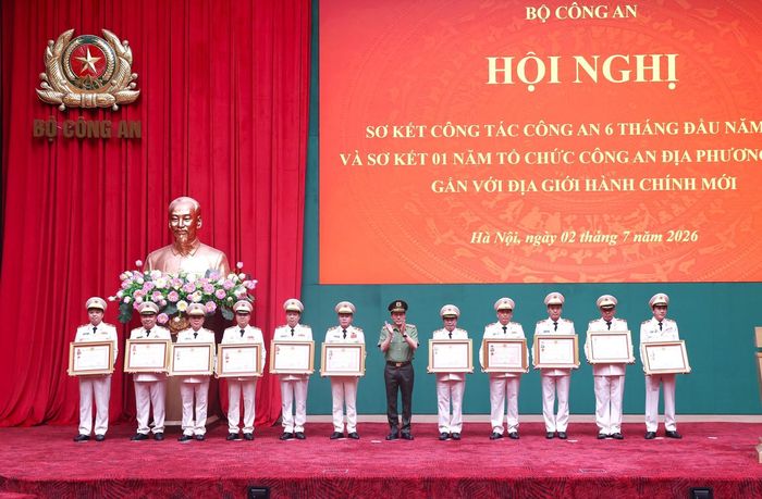 Bộ trưởng Lương Tam Quang trao Huân chương Bảo vệ Tổ quốc hạng Nhất tặng 06 cá nhân; trao Huân chương Chiến công hạng Nhất tặng 05 cá nhân vì đã có thành tích xuất sắc.