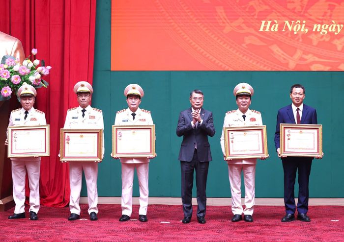 Thủ tướng Chính phủ Lê Minh Hưng trao Huân chương Quân công hạng Nhất tặng 03 cá nhân vì đã có thành tích đặc biệt xuất sắc trong quá trình công tác, góp phần vào sự nghiệp xây dựng chủ nghĩa xã hội và bảo vệ Tổ quốc; trao Huân chương Lao động hạng Ba tặng 02 cá nhân vì đã có thành tích xuất sắc đột xuất trong công tác tham mưu, chuẩn bị, tổ chức, phục vụ Đại hội đại biểu toàn quốc lần thứ XIV của Đảng.