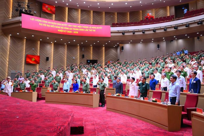 Thủ tướng Chính phủ Lê Minh Hưng, Bộ trưởng Lương Tam Quang cùng các đại biểu thực hiện nghi thức chào cờ.