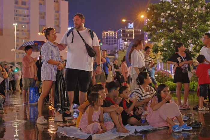 Những du khách nhí theo chân ba mẹ đến xem trình diễn