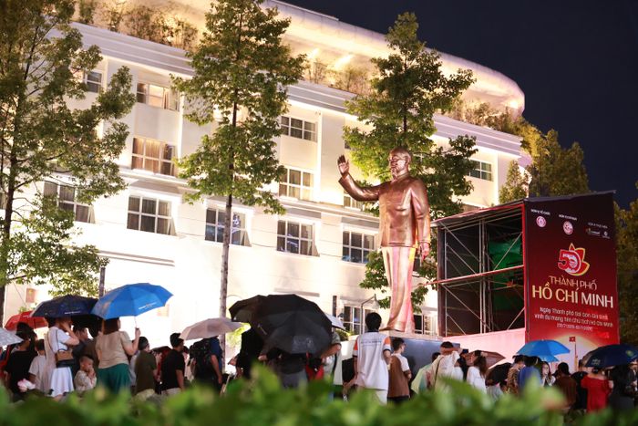 Dưới chân Tượng đài Chủ tịch Hồ Chí Minh, người dân thành phố háo hứng đón chào đêm nghệ thuật kỷ niệm 50 năm Thành phố mang tên Bác
