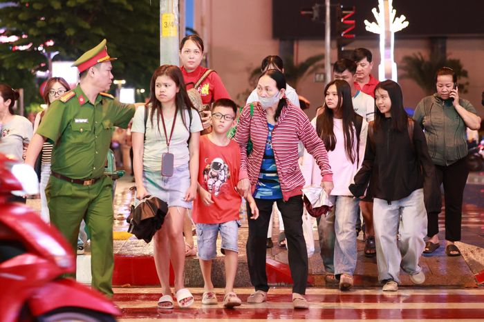 Người dân qua đường dưới sự giúp đỡ, hỗ trợ tích cực của lực lượng Công an
