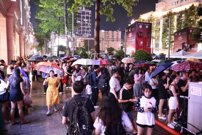 Từ chiều và tối nay (02/7), hàng vạn du khách trong và ngoài nước đã về với Phố đi bộ Nguyễn Huệ và khu vực trung tâm TPHCM để hòa minh và không khí lễ hội, kỷ niệm ngày Thành phố vinh dự mang tên Bác