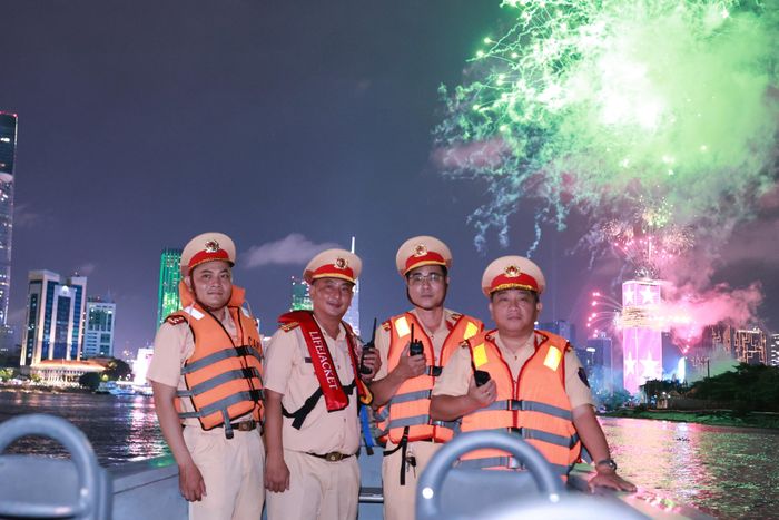 Tổ công tác của lực lượng Cảnh sát đường thủy tuần tra trên sông Sài Gòn 